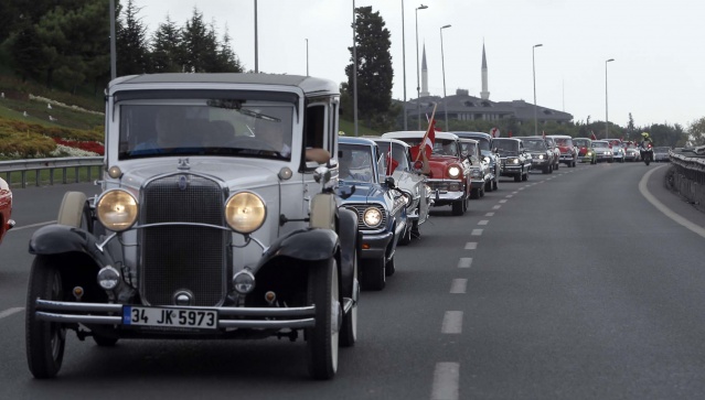 Türk Bayraklarıyla Süslenmiş Klasik Araçlar, 30 Ağustos Zafer Konvoyunda Bir Araya Gelecek