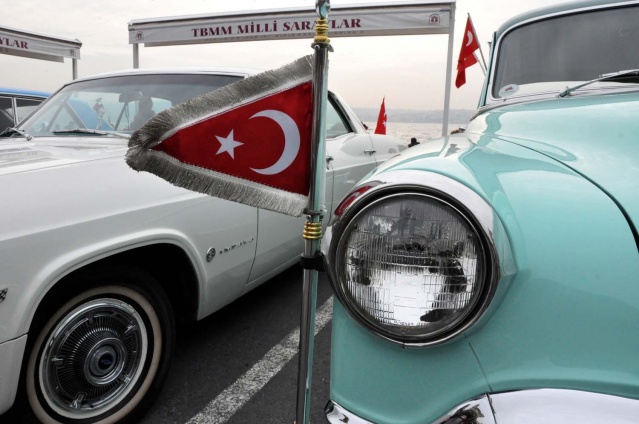 Türk Bayraklarıyla Süslenmiş Klasik Araçlar, 30 Ağustos Zafer Konvoyunda Bir Araya Gelecek