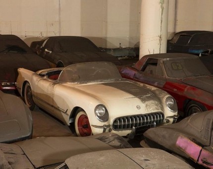 60 yıllık araçlar bir depoda unutulmuş
