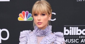Amerikalı şarkıcı ve söz yazarı​ ​Taylor Swift, Raisa Vanessa tasarımı ile göz kamaştırdı