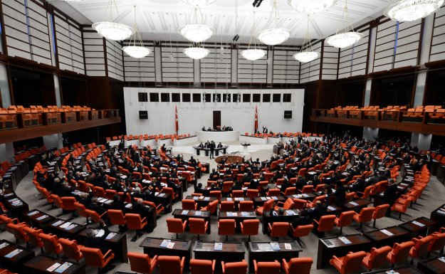 Eski Meclis başkanlarına 8, Türk Parlamenterler Birliğine 2 olmak üzere 10 oda tahsis edildi, milletvekili oda sayısı 462'ye düştü  