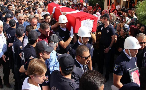 Şehit polis memuru Tayfun'un cenazesi Mersin'de toprağa verildi