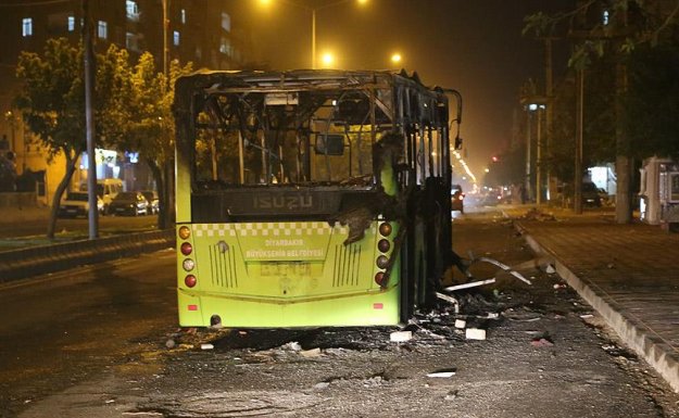 Diyarbakır'da terör örgütü yandaşları yolcu otobüsünü yaktı