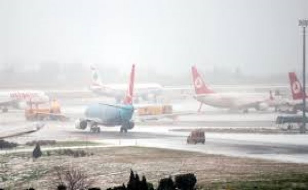 İstanbul'da Kar Havayolu Ulaşımını Etkilemeye Davem Ediyor