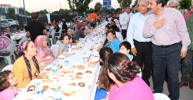 Çukurova Belediye Başkanı Çetin, Yüreğir Halkıyla İftar Açtı
