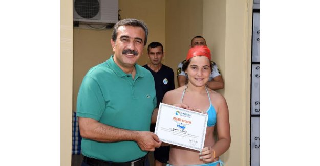 Çukurova Belediye Başkanı Çetin’den Minik Yüzücülere Sertifika