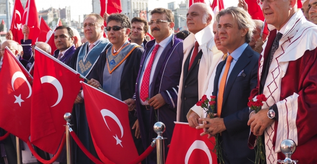 Darbe Girişimini Kınamak için Akademisyenler Taksim’de