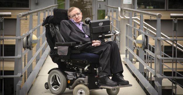 Stephen Hawking Hastaneye Kaldırıldı