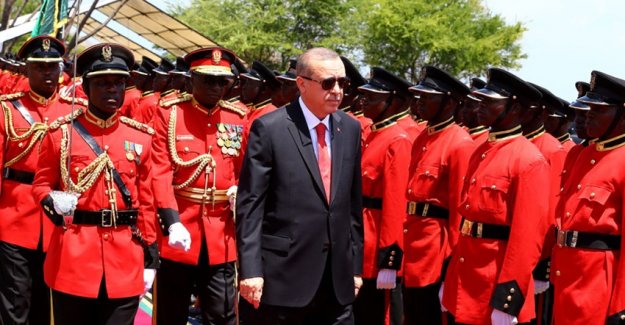 Cumhurbaşkanı Erdoğan Tanzanya Devlet Başkanlığı Sarayını Ziyaret Etti