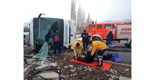 Sivas'ta Yolcu Otobüsü Devrildi: 1 Ölü, 40 Yaralı
