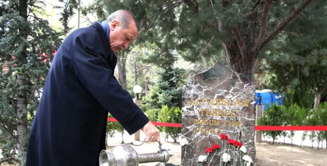 Cumhurbaşkanı Erdoğan, Alparslan Türkeş'in Kabrini Ziyaret Etti