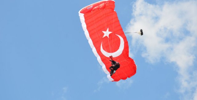 Türk Hava Kurumu Amatör Paraşütçüleri Efes’te Buluşturdu