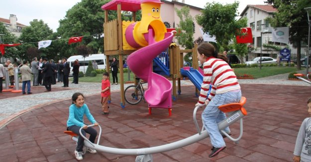 Bakırköy’de Parkların Oyun Grupları ve Bankları Renkleniyor