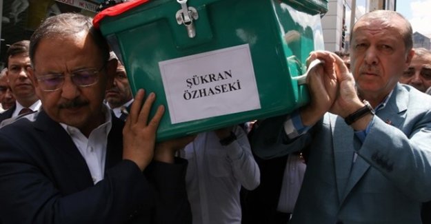 Cumhurbaşkanı Erdoğan Bakan Özhaseki’nin Annesinin Cenaze Törenine Katıldı
