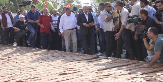 Kılıçdaroğlu'ndan Adalet Anıtı’na Tuğla