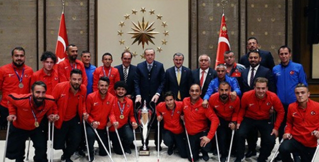 Cumhurbaşkanı Erdoğan, Ampute Futbol ve Tekerlekli Sandalye Basketbol A Millî Takımlarını Kabul Etti