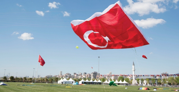 6. Uluslararası Uçurtma Festivali’nde Dev Türk Bayrağı