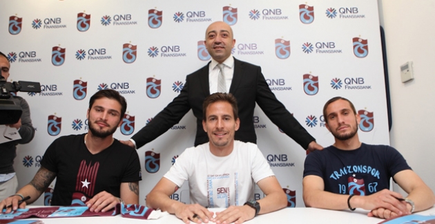 Trabzonspor’un Yıldız Futbolcuları QNB Finansbank Şubesindeki İmza Gününde Sevenleriyle Buluştu