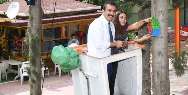 Çukurova Belediye Başkanı Çetin Öğrencilerle Kuş Evi Montajı Yaptı