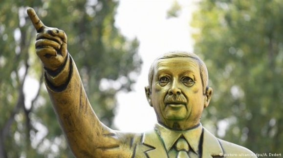Almanya’da Cumhurbaşkanı Erdoğan’ın Heykeli ‘Güvenlik’ Gerekçesiyle Kaldırıldı