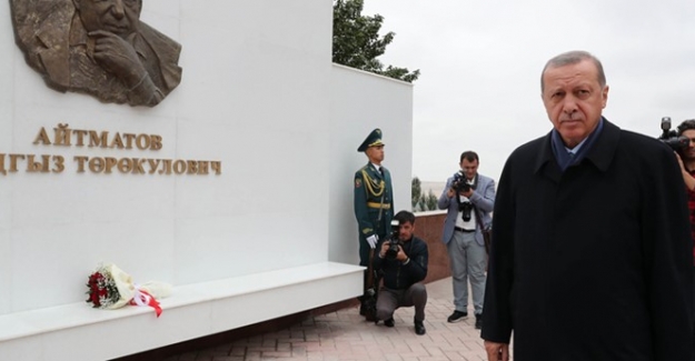 Cumhurbaşkanı Erdoğan Aytmatov’un Kabrini Ziyaret Etti