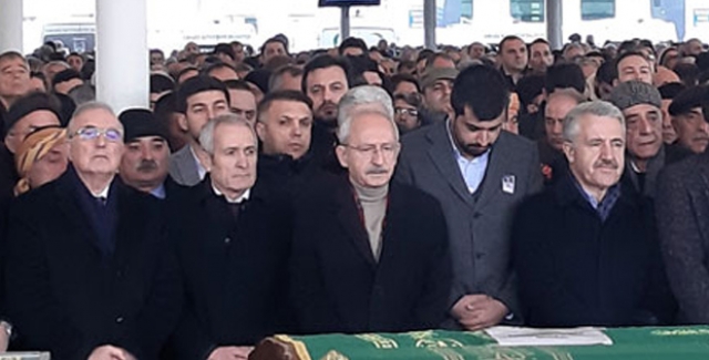 Kılıçdaroğlu, Başdanışmanlarından Deniz Demir'in Babasının Cenaze Törenine Katıldı
