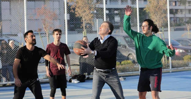 AK Parti Sözcüsü Çelik, Gençlerle Basketbol Oynadı