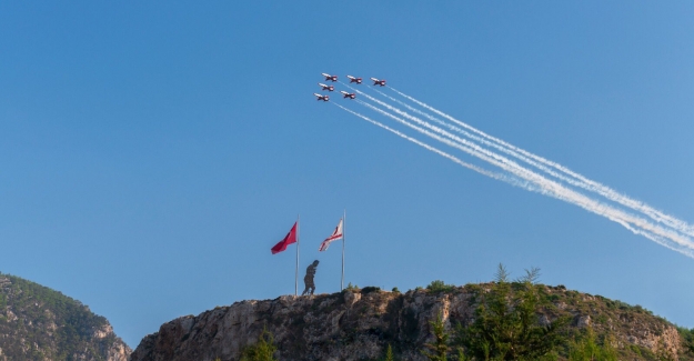KKTC Barış ve Özgürlük Bayramının 45'inci Yılında Türk Yıldızlarından Hava Gösterisi Ve Selamlama Uçuşları