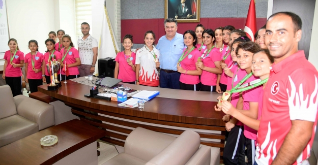 Adana Çim Hokeyi Spor Kulübü’ne Büyükşehir’den Ulaşım Desteği