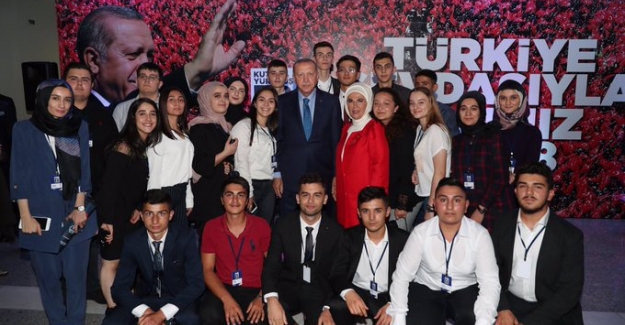 Cumhurbaşkanı Erdoğan, 18. Kuruluş Yıl Dönümünde 18 Gençle Bir Araya Geldi