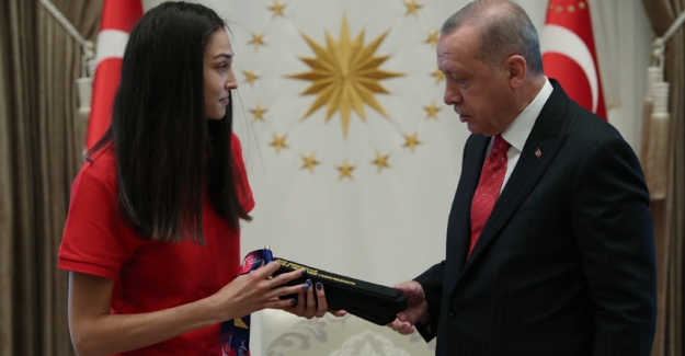 Cumhurbaşkanı Erdoğan, İki Kez Dünya Şampiyonu Olan Tekvandocu İrem Yaman'ı Kabul Etti