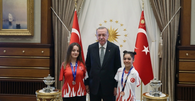 Cumhurbaşkanı Erdoğan, Paralimpik Yüzme Şampiyonası'nda Dereceye Giren Sümeyye Boyacı İle Sevilay Öztürk'ü Kabul Etti