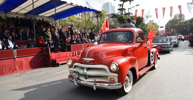 Kadıköy’de Klasik Otomobilli Resmi Geçit Töreni