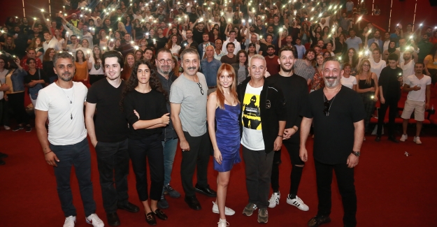 Karakomik Filmler Ekibine İzmir’de Coşkulu Karşılama