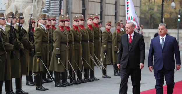 Cumhurbaşkanı Erdoğan, Macaristan’da Resmî Törenle Karşılandı