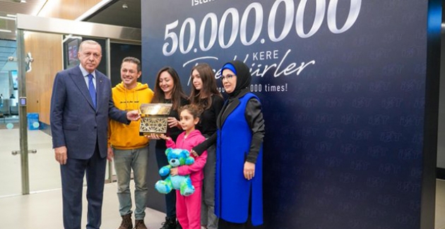 Cumhurbaşkanı Erdoğan'dan İstanbul Havalimanı’ndan Seyahat Eden Aileye 50 Milyonuncu Yolcu Plaketi