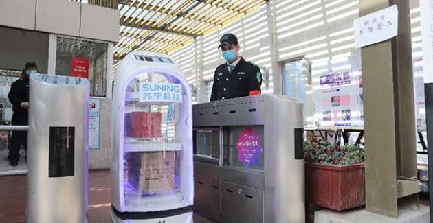 Çin’de Evlere Siparişleri Robotlar Götürüyor