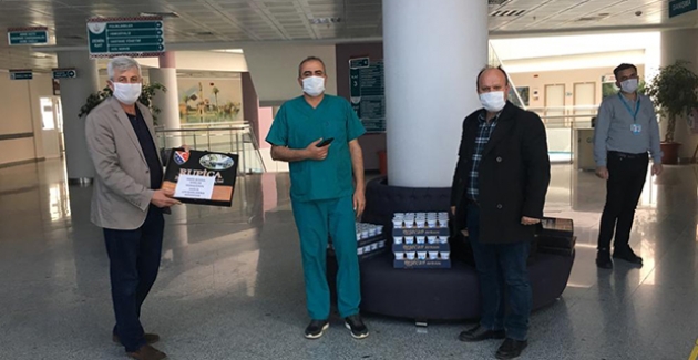 İzmir Bosna Sancak Derneğinden Sağlıkçılara Boşnak Börekli Destek