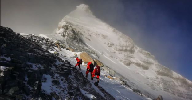 Everest’e Çıkan Dağcılar Zirvede Yeni Bir Rekora İmza Attı