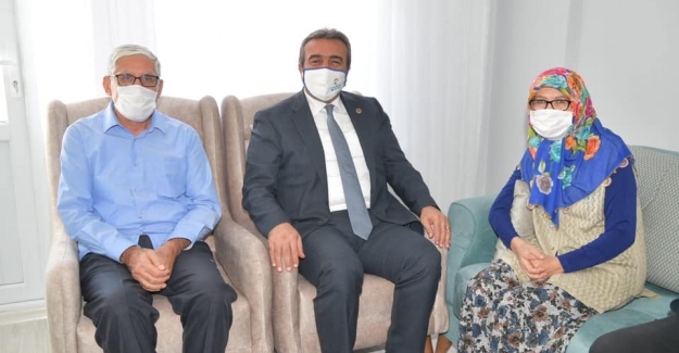 Başkan Çetin'le Tülay-Esrafil Burnukel Çiftinin Yüzleri Güldü