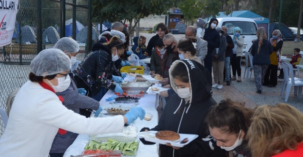 CHP’li Kadınlardan Depremzedelerle Dayanışma Kahvaltısı