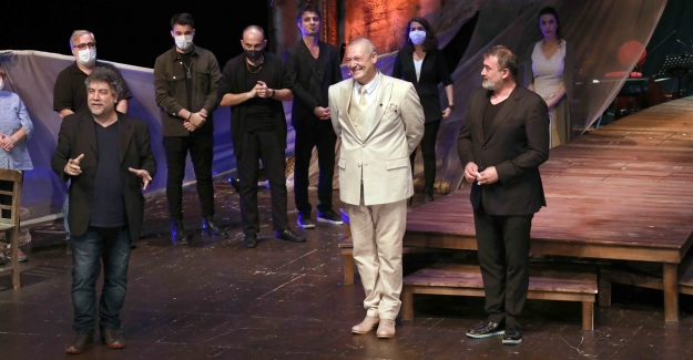 İBB Şehir Tiyatroları’nın Yeni Oyunu “Rüstemoğlu Cemal'in Tuhaf Hikâyesi” Seyirciyle Buluştu