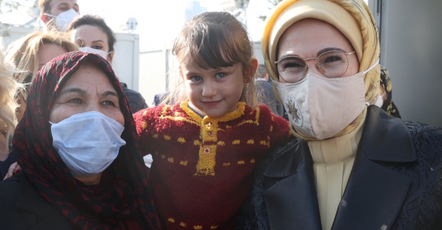Emine Erdoğan, İzmir'de Depremzede Vatandaşları Ziyaret Etti