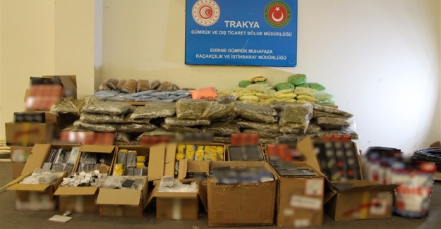 Kapıkule'de Son Bir Haftada 63 Kilogram Esrar, 736 Bin Uyuşturucu Hap Ve Kaçak Ticari Eşya Ele Geçirildi