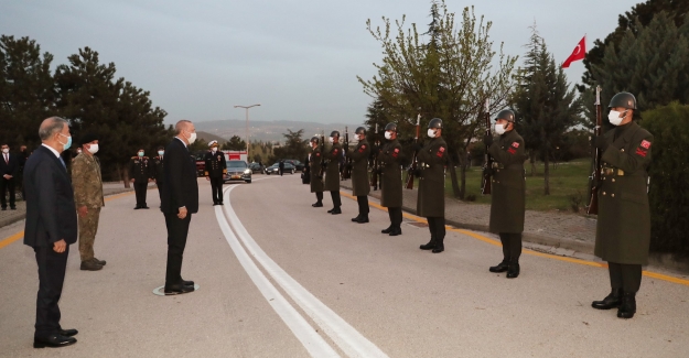 Cumhurbaşkanı Erdoğan, 4. Kolordu Komutanlığı’nda Askerlerle Birlikte İftar Yaptı