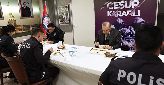 Cumhurbaşkanı Erdoğan, Üsküdar Çengelköy Polis Merkezi'nde İftar Yaptı