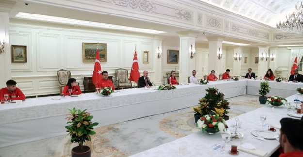 Cumhurbaşkanı Erdoğan, Millî Sporcular İle İftar Yemeğinde Bir Araya Geldi
