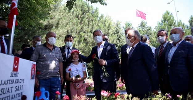 Milli Savunma Bakanı Akar, Kayseri'de Şehitlikleri Ziyaret Etti