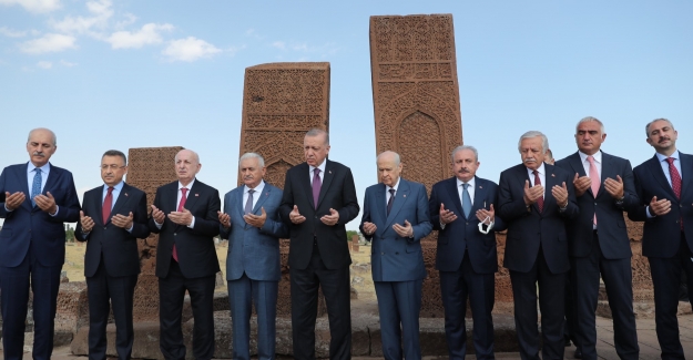 Cumhurbaşkanı Erdoğan, Ahlat Selçuklu Mezarlığı'nı Ziyaret Etti