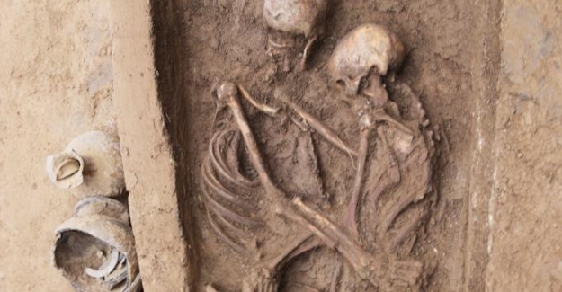 “Mezara Kadar Aşkı” Simgeleyen Bir Çifte Ait 1600 Yıllık İskeletler Bulundu